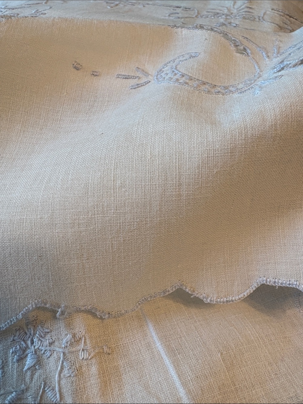 White Embroidered Linen Tablecloth with Cutwork vintage - Picture 5 of 6